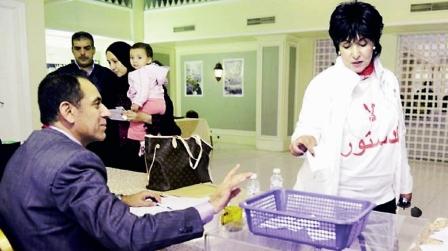 مصرية كتبت «لا للدستور» على ملابسها أثناء التصويت في الكويت أمس